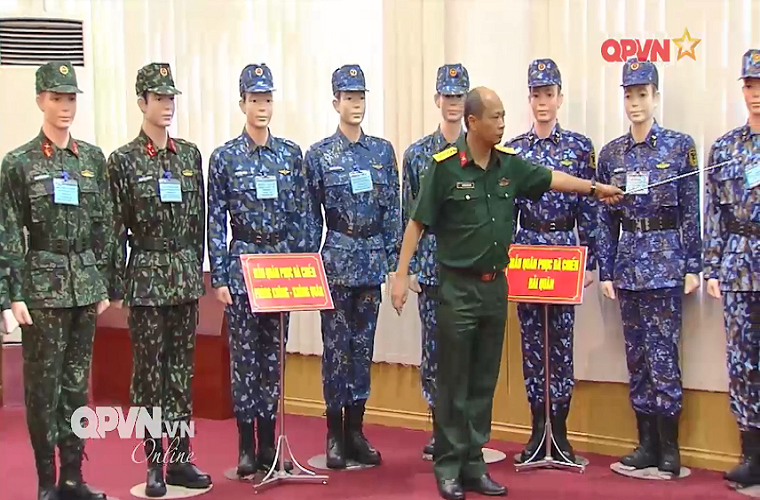 Tại hội nghị, Cục Quân nhu cũng đã báo cáo chi tiết về những ưu, nhược điểm của từng mẫu quân phục dã chiến cũng như các phương án đề xuất. Cùng với đó là các cải tiến về một số chi tiết trên quân phục như nắp túi áo, phù hiệu thêu, in hay phù hiệu bằng kim khí... Nguồn ảnh: QPVN.