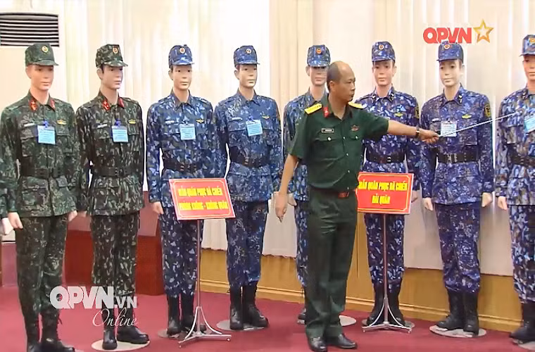 Tại hội nghị, Cục Quân nhu cũng đã báo cáo chi tiết về những ưu, nhược điểm của từng mẫu quân phục dã chiến cũng như các phương án đề xuất. Cùng với đó là các cải tiến về một số chi tiết trên quân phục như nắp túi áo, phù hiệu thêu, in hay phù hiệu bằng kim khí... Nguồn ảnh: QPVN.