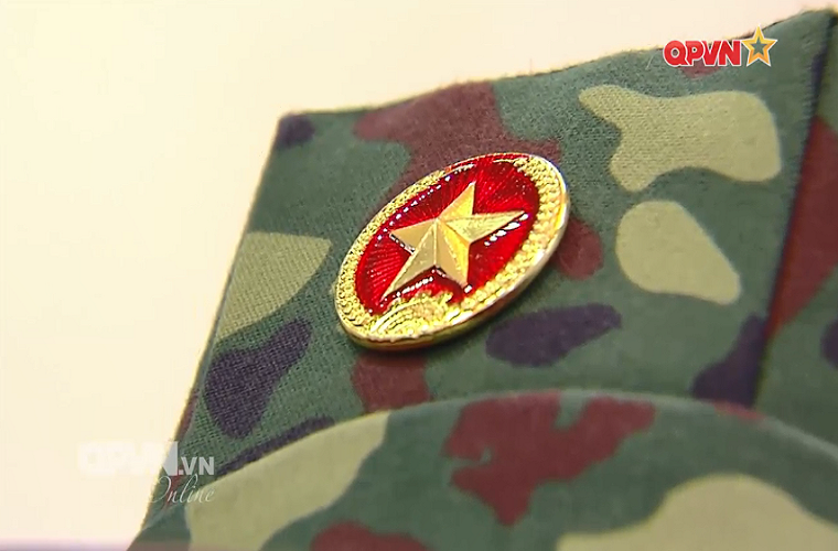 Cận cảnh mũ mềm dã chiến của Phương án 1 với tỉ lệ phiếu bầu là 301/540 bằng 55,7%. Với họa tiết in loang theo quân phục dã chiến cho binh chủng Đặc công nhưng sử dụng gam màu lục quân. Nguồn ảnh: QPVN.