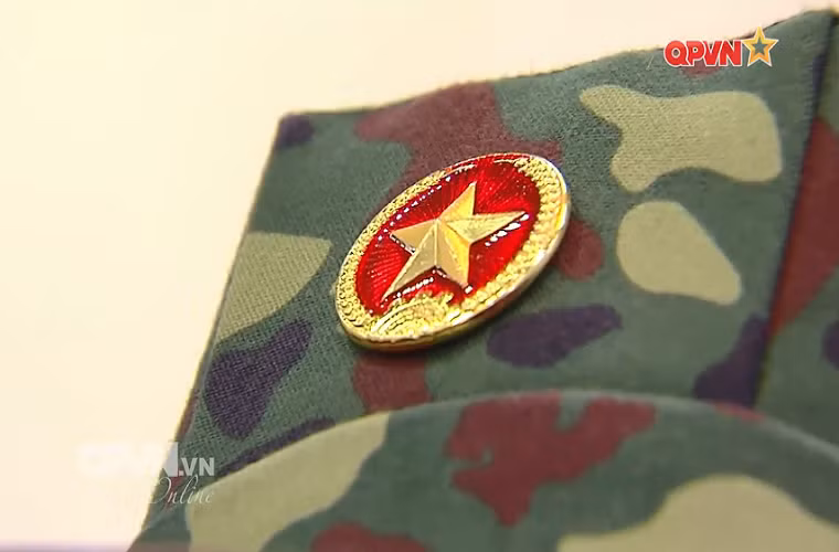 Cận cảnh mũ mềm dã chiến của Phương án 1 với tỉ lệ phiếu bầu là 301/540 bằng 55,7%. Với họa tiết in loang theo quân phục dã chiến cho binh chủng Đặc công nhưng sử dụng gam màu lục quân. Nguồn ảnh: QPVN.