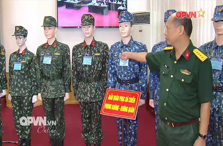 Cũng tại Hội nghị, Cục Quân nhu đã trưng bày các mẫu quân phục dã chiến mới đi kèm tài liệu thuyết minh, cũng như phiếu xin ý kiến tới các đại biểu tham dự. Và dựa trên tài liệu của Cục Quân nhu hiện có ba phương án cho mẫu quân phục dã chiến sĩ quan và mẫu quân phục dã chiến hạ sĩ quan, binh sĩ năm 2018. Nguồn ảnh: QPVN.