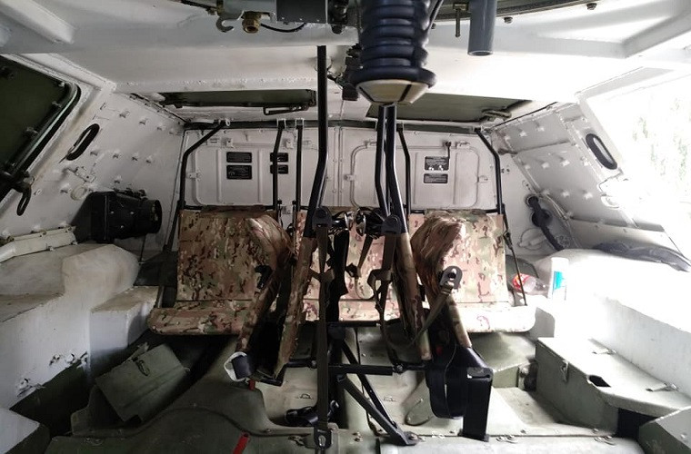 Trong ảnh là vị khoang chở quân trên BTR-60BP nâng cấp với các cửa mở được mở rộng ra hơn so với nguyên bản và nó cũng được bọc thép giáp. Nguồn ảnh: Valery Ryabykh.