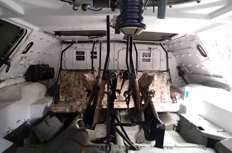 Trong ảnh là vị khoang chở quân trên BTR-60BP nâng cấp với các cửa mở được mở rộng ra hơn so với nguyên bản và nó cũng được bọc thép giáp. Nguồn ảnh: Valery Ryabykh.