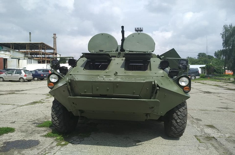 Ở biến thể BTR-60BP mới nó sẽ được bọc thêm một lớp thép dày xung quanh thân xe và được hàn cố định với lớp giáp cũ. Điều này giúp nâng cao đáng kể khả năng chống đạn của BTR-60BP trước các loại hỏa lực bộ binh như súng máy 12.7mm, pháo 23mm, thậm chí là cả súng chống tăng, tuy nhiên lớp giáp này cũng có những điểm yếu nhất định. Nguồn ảnh: Valery Ryabykh.