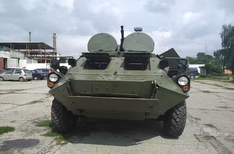 Ở biến thể BTR-60BP mới nó sẽ được bọc thêm một lớp thép dày xung quanh thân xe và được hàn cố định với lớp giáp cũ. Điều này giúp nâng cao đáng kể khả năng chống đạn của BTR-60BP trước các loại hỏa lực bộ binh như súng máy 12.7mm, pháo 23mm, thậm chí là cả súng chống tăng, tuy nhiên lớp giáp này cũng có những điểm yếu nhất định. Nguồn ảnh: Valery Ryabykh.