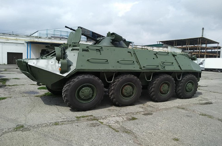 Ngoài ra biến thể này còn mở rộng cả hai cửa mở hai bên hông của BTR-60BP giúp việc đổ quân trở nên thuận tiện hơn thay vì phải thực hiện từ cửa mở trên nóc xe. Bên cạnh đó các lỗ châu mai dọc thân xe vẫn được giữa nguyên. Nguồn ảnh: Valery Ryabykh.