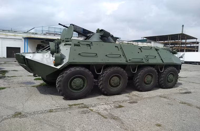 Ngoài ra biến thể này còn mở rộng cả hai cửa mở hai bên hông của BTR-60BP giúp việc đổ quân trở nên thuận tiện hơn thay vì phải thực hiện từ cửa mở trên nóc xe. Bên cạnh đó các lỗ châu mai dọc thân xe vẫn được giữa nguyên. Nguồn ảnh: Valery Ryabykh.