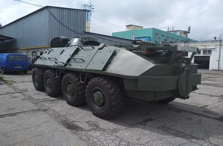 Với lớp giáp này, trọng lượng của BTR-60BP chắc chắn sẽ tăng lên đáng kể so với hiện tại chỉ khoảng hơn 10 tấn, mặt khác việc hàn “chết” lớp giáp mới vào bên trong thân xe cũng dẫn tới việc thay thế chúng trên chiến trường cũng trở nên khó khăn hơn. Nguồn ảnh: Valery Ryabykh.