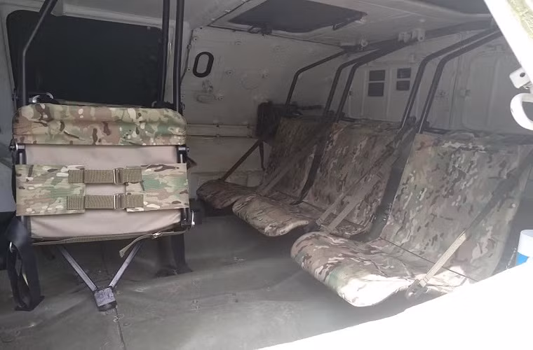 Trong khi đó ở khoang chở quân, BTR-60BP nâng cấp chỉ còn có thể chở theo tối đa từ 5-7 binh sĩ thay vì 8 như trước đây, cùng với đó là kíp lái 2 người. Vị trí ngồi của binh sĩ cũng được bố trí lại và được dồn hết về phía sau xe. Nguồn ảnh: Valery Ryabykh.