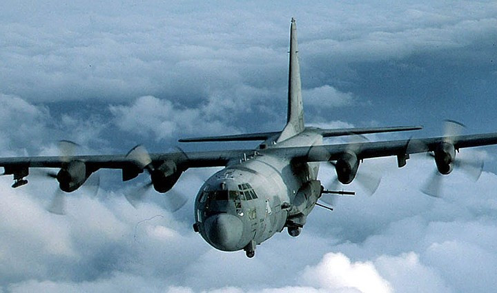 AC-130 là kết quả của việc chuyển đổi chiếc vận tải cơ C-130 thành một cụm hỏa điểm bay, với 2 pháo 20mm, 1 pháo 40mm, và 1 lựu pháo 105m.