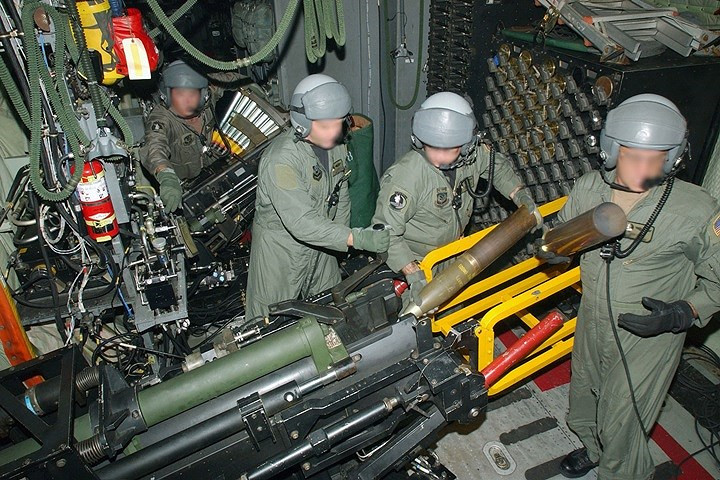 Các pháo thủ trên chiếc phi cơ cường kích AC-130U Spooky. Hậu cảnh là pháo 40mm, tiền cảnh là pháo 105mm.