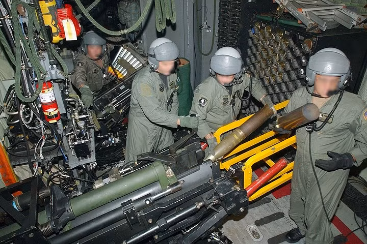 Các pháo thủ trên chiếc phi cơ cường kích AC-130U Spooky. Hậu cảnh là pháo 40mm, tiền cảnh là pháo 105mm.