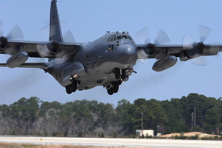 Máy bay cường kích AC-130 cất cánh từ sân bay Hurlburt. Dòng máy bay này được trang bị các cảm biến tinh vi, máy tính định vị mục tiêu và một loạt vũ khí không đối đất.