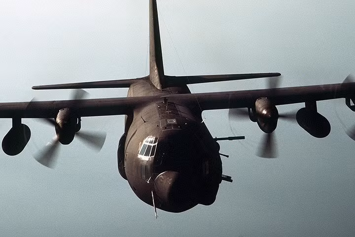 Vẻ xù xì hầm hố của một chiến đấu cơ AC-130H có năng lực tấn công mặt đất.