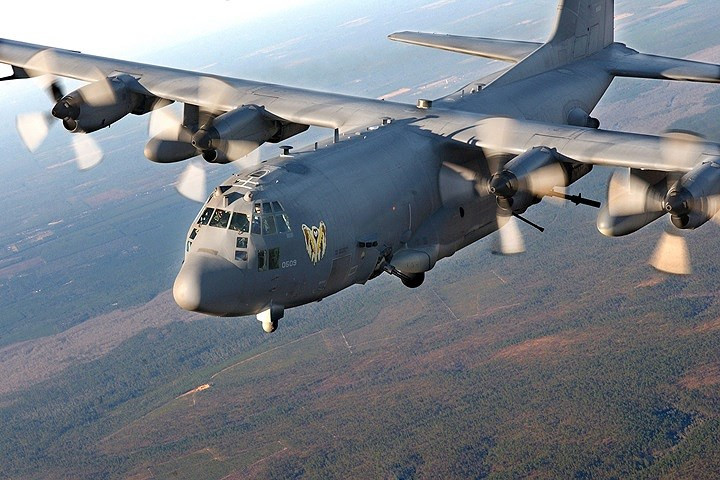 Cận cảnh chiếc AC-130 của phi đoàn biệt kích số 4 của Mỹ. Có thể thấy các khẩu súng gắn bên hông máy bay.