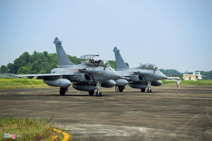 Theo quan sát của phóng viên, phi đội đến sân bay Nội Bài hôm nay ngoài chiếc Rafale còn có một máy bay vận tải A400M, một chiếc A310. Riêng chiếc máy bay tiếp vận C-135 đến muộn hơn vào buổi chiều cùng ngày.