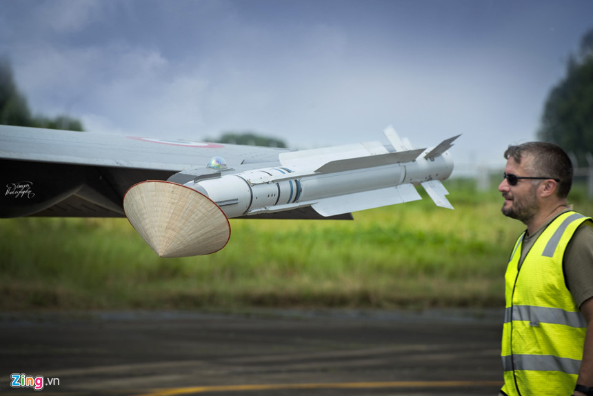 Hôm nay tại Nội Bài nắng rất to, mỗi nhân viên kỹ thuật mặt đất của Pháp đều tự trang bị cho mình một chiếc nón lá Việt Nam. Tuy nhiên anh này đã nhường nón để bảo vệ sensor tầm nhiệt của tên lửa khi máy bay vừa đáp xuống mà chưa có dụng cụ chuyên dùng.