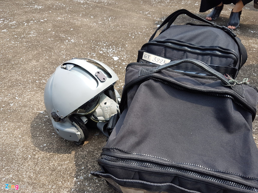 Chiếc mũ phi công đặc biệt tại sân bay Nội Bài. Mũ có 2 lớp kính, bên ngoài là kính trong suốt cản tia UV, lớp trong là kính râm. Vì vậy, khi phi công bay trong điều kiện nắng không quá gắt mà cần theo dõi mục tiêu, địa tiêu bằng mắt thường thì dùng lớp kính thứ nhất. Nó phát huy tác dụng khi bay ngược nắng và sử dụng cùng kính râm. Phía trên mũ có cơ chế cài thiết bị quan sát đêm hoặc hud cận chiến.