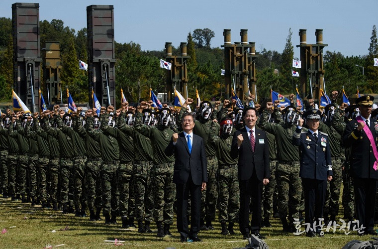 Theo Global Fire Power, Quân đội Hàn Quốc có quân số thường trực khoảng 625.000 người. Trong đó lục quân có quân số 560.000 người, hải quân 70.000 người, không quân 65.000 người. Lực lượng dự bị khoảng hơn 3 triệu người. Trong bảng xếp hạng các quốc gia có tiềm lực quân sự mạnh nhất thế giới, Hàn Quốc cũng lọt top 10 với vị trí thứ 7 toàn cầu và xếp vị trí thứ 3 châu Á. Nguồn ảnh: steemit.com.