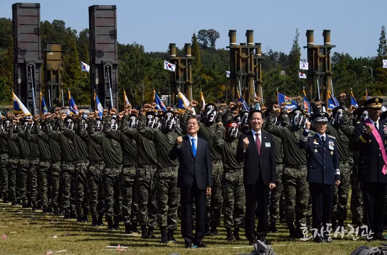 Theo Global Fire Power, Quân đội Hàn Quốc có quân số thường trực khoảng 625.000 người. Trong đó lục quân có quân số 560.000 người, hải quân 70.000 người, không quân 65.000 người. Lực lượng dự bị khoảng hơn 3 triệu người. Trong bảng xếp hạng các quốc gia có tiềm lực quân sự mạnh nhất thế giới, Hàn Quốc cũng lọt top 10 với vị trí thứ 7 toàn cầu và xếp vị trí thứ 3 châu Á. Nguồn ảnh: steemit.com.