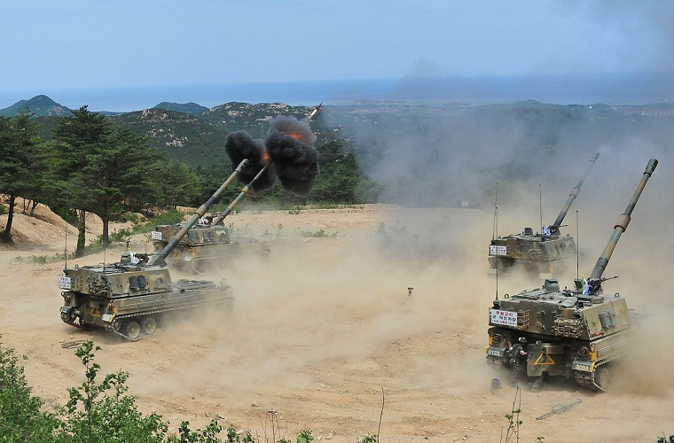 Giống như quân đội các nước, Lục quân vẫn đóng vai trò xương sống trong Quân đội Hàn Quốc. Lực lượng này sở hữu khoảng 5.180 khẩu pháo các loại, trong đó mạnh nhất là pháo tự hành K9 Thunder 155 mm. Quân đội Hàn Quốc dự định tăng số lượng pháo tự hành K9 lên 1.200 khẩu vào năm 2019. Nguồn ảnh: Flickr.