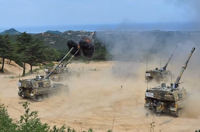 Giống như quân đội các nước, Lục quân vẫn đóng vai trò xương sống trong Quân đội Hàn Quốc. Lực lượng này sở hữu khoảng 5.180 khẩu pháo các loại, trong đó mạnh nhất là pháo tự hành K9 Thunder 155 mm. Quân đội Hàn Quốc dự định tăng số lượng pháo tự hành K9 lên 1.200 khẩu vào năm 2019. Nguồn ảnh: Flickr.