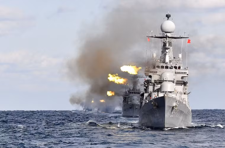 Tàu khu trục lớp Chungmugong Yi Sun-sin của Hàn Quốc trong một nhiệm vụ trên biển. Các tàu chiến của Hàn Quốc đều do công nghiệp đóng tàu trong nước chế tạo. Chúng là những chiến hạm rất hiện đại có thể tác chiến độc lập hoặc biên đội. Nguồn ảnh: Reddit.