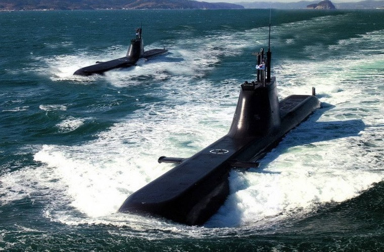 Hàn Quốc còn sở hữu khoảng 13 tàu ngầm, 1 tàu đổ bộ trực thăng và nhiều tàu chiến hiện đại khác. Giới phân tích quân sự nhận định tiềm lực quân sự của Hàn Quốc rất mạnh, họ có thể tác chiến độc lập mà không quá phụ thuộc vào Mỹ. Nguồn ảnh: topwar.ru.