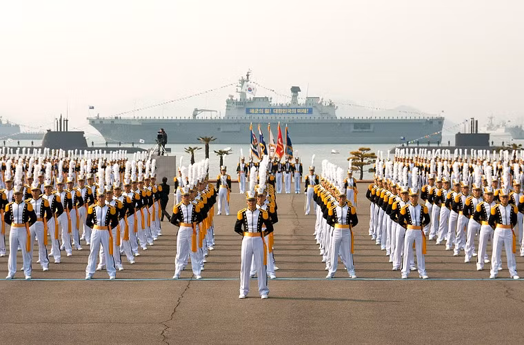 Bản thân lực lượng Hải quân Hàn Quốc trong những năm qua cũng không ngừng được mở rộng với việc đưa vào trang bị hàng loạt tàu chiến mới, cũng như việc xây dựng các đơn vị không quân hải quân. Điển hình là việc Hàn Quốc có ý định trang bị các chiến đấu cơ F-35 lên trên tàu đổ bộ trực t thăng Dokdo. Nguồn ảnh: Wikimedia.