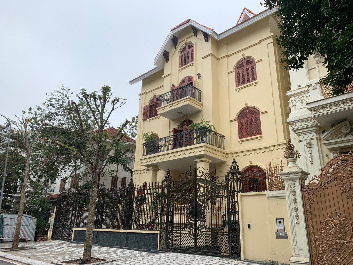 Vu biet thu khung sai pham: Chu tich quan Cau Giay “day” trach nhiem cho cap duoi?