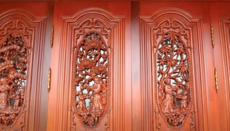 Nét độc đáo của căn biệt phủ 4.000m2 còn thấy rõ ở các chi tiết chạm trổ hoa văn cầu kỳ.