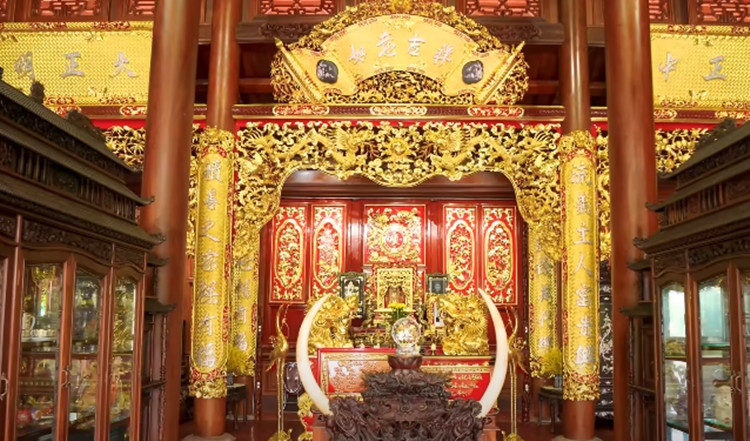 Không gian thờ tự chính của gia chủ được sơn son thiếp vàng.