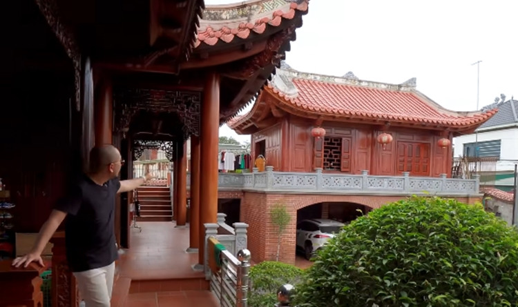 Được biết, công trình này được hoàn thành vào năm 2005, đến nay trải qua gần 20 năm nhưng căn biệt phủ này vẫn giữ được nét đẹp vượt thời gian, khiến nhiều người choáng ngợp.