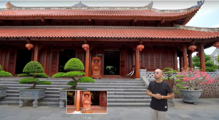 Biệt phủ có lối thiết kế độc đáo, được ốp tới 5 loại đá và hơn 2.000 m3 các loại gỗ quý.