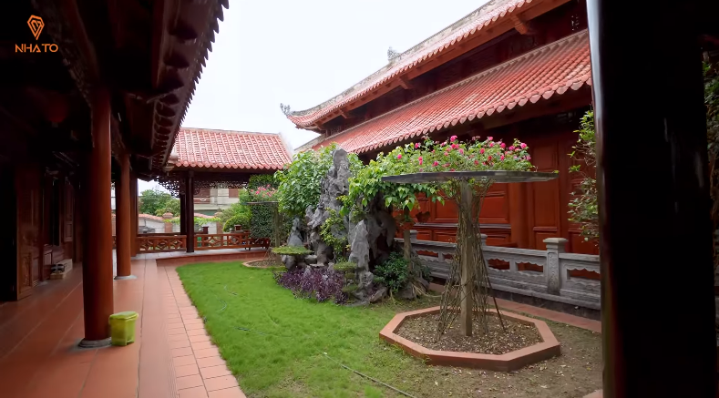 Khuôn viên giữa các khu nhà đều có khoảng sân vườn bày trí tiểu cảnh, đặt các tượng đá và cây xanh để trang trí.