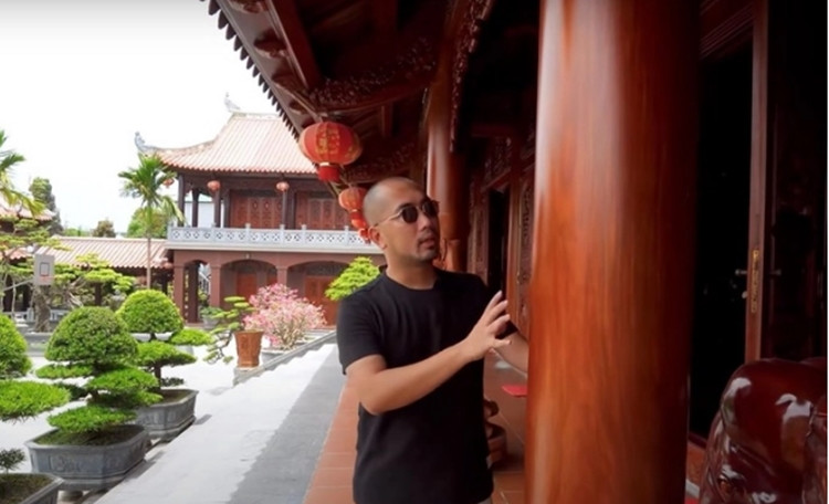 Căn nhà có tới 46 cột trụ gỗ, đường kính gần 50 cm.