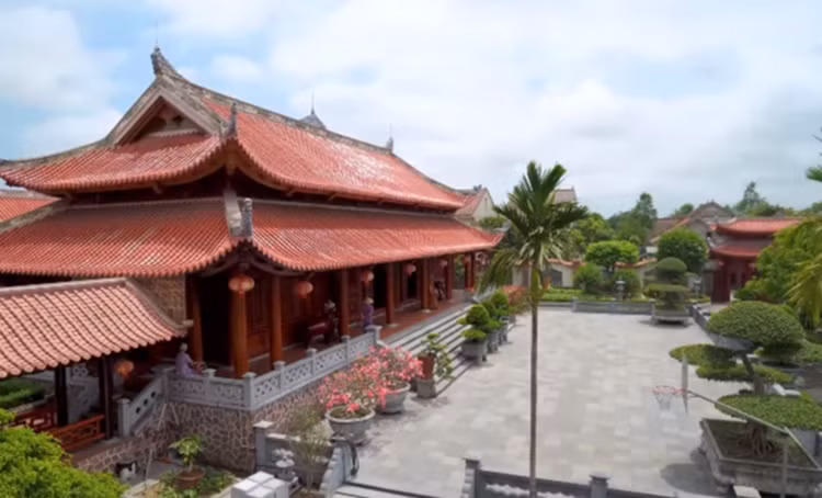 Theo các thông tin, căn biệt phủ rộng 4.000m2 này được làm bằng một trong các loại gỗ quý hiếm là gỗ Hương Lào, có khả năng chống chịu tốt với thời tiết, không bị cong vênh hay mối mọt. Do đó, ngôi nhà luôn mát mẻ và có mùi thơm thoang thoảng, nhẹ nhàng.