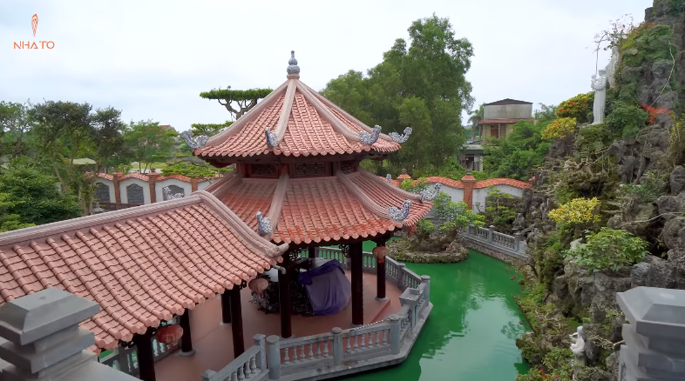 Trong khuôn viên biệt phủ còn có ao cá rộng rãi và tượng đá đồ sộ. Với những chi tiết tỉ mỉ, ai cũng nhận thấy gia chủ đã đầu tư rất nhiều tâm huyết vào việc xây dựng công trình 4.000 m2 này.