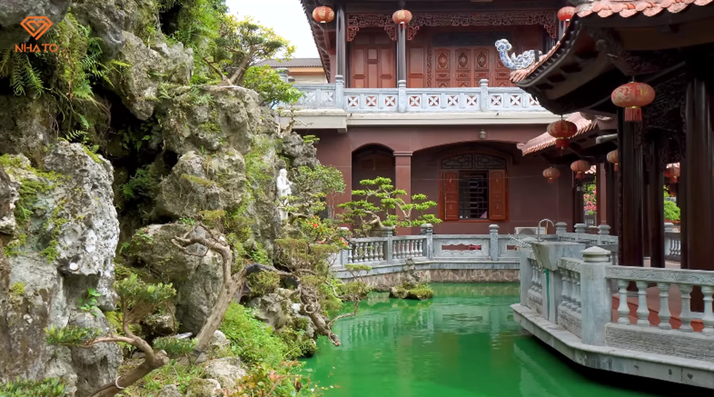 Ao cá rộng rãi bao trọn chòi nghỉ với hệ thống núi đá xung quanh.