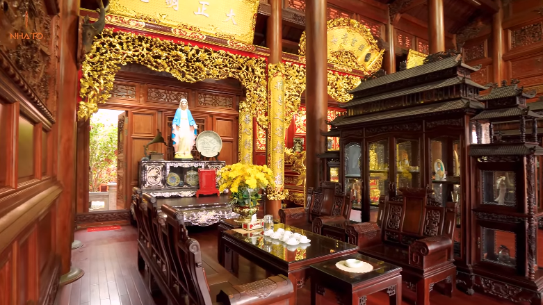 Bàn ghế ở không gian giữa được bày biện trang trọng. Ngoài gian chính ở giữa, hai bên là hai gian phòng ngủ.