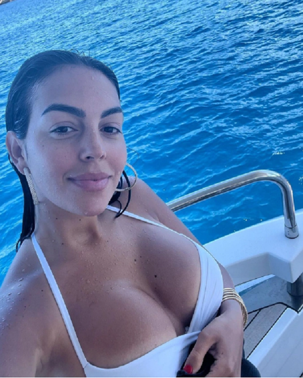 Ban gai C.Ronaldo gay an tuong voi than hinh goi cam