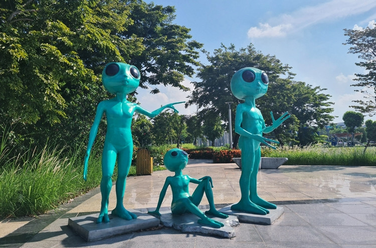 Những bức tượng “người ngoài hành tinh” lạ mắt được đặt bên trong công viên rộng lớn.