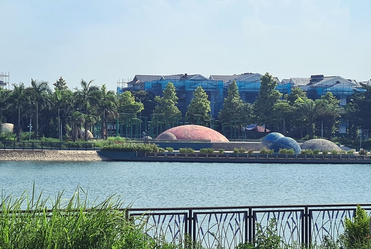 Nhiều người dân xung quanh khu vực thắc mắc, không biết đến bao giờ thì Công viên Thiên văn học của Tập đoàn Nam Cường mới mở cửa cho người dân vào tham quan?