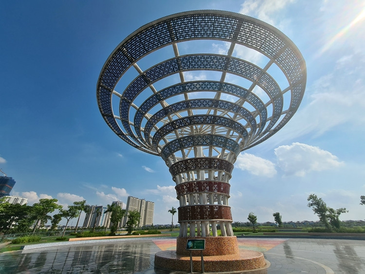 Theo quảng cáo, Công viên Thiên văn học bao gồm các hạng mục như: Quảng trường Big Bang, quảng trường Zodiac, vườn dải ngân hà, quảng trường hệ mặt trời, cầu ánh trăng, khu vật thể lạ (UFO Zone), quảng trường ngoài hành tinh, bể hố đen, đài phun nước ánh sáng…