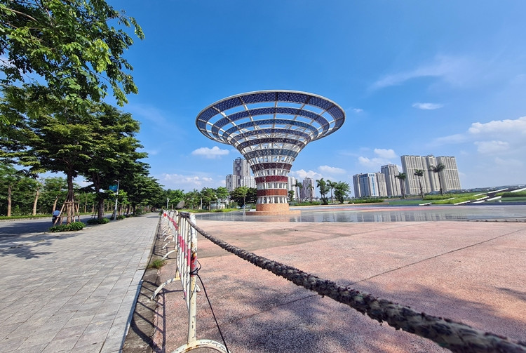 Đây là công viên ngoài trời đầu tiên ở Đông Nam Á lấy chủ đề thiên văn học kết hợp với cây xanh, mặt nước, thu hút dư luận bởi không gian xanh và kiến trúc đẹp mắt bao quanh hồ Bách Hợp Thủy.