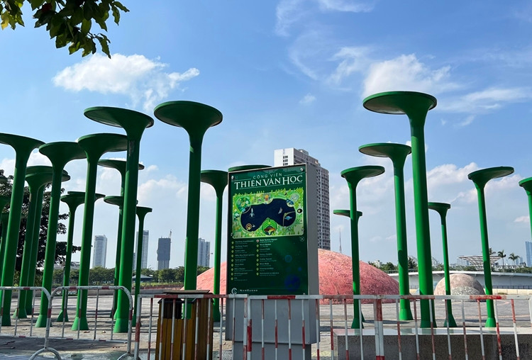 Khắp các lối vào Công viên Thiên văn học đều được dựng hàng rào, chăng dây, quây kín, người dân không thể vào đây tham quan. Dù vậy, công viên này vẫn có bảo vệ canh gác xung quanh, thường xuyên.