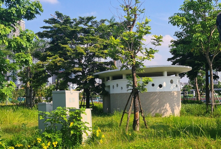 Quang cảnh bên trong Công viên Thiên văn học gây tiếc nuối khi thường xuyên vắng vẻ, không một bóng người, cỏ dại mọc khắp nơi.