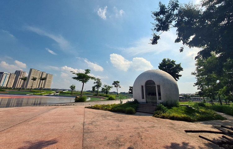 Công viên Thiên văn học hoàn thành vào năm 2020, nhưng đến nay công viên vẫn chưa đưa vào hoạt động. Do Công viên Thiên văn học vắng người tham quan, nên cỏ dại mọc khắp nơi và dần trở nên hoang phế. Một số khu vực bên ngoài công viên, nhiều đoạn vỉa hè cũng bị sụt lún, gạch lát bị nứt toác, hàng rào tróc sơn, sứt mẻ.