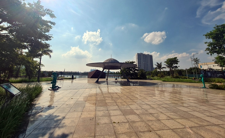 Khu vực quảng trường ngoài hành tinh rộng lớn tại Công viên Thiên văn học, nhưng người dân chỉ có thể đứng từ ngoài ngắm nhìn.