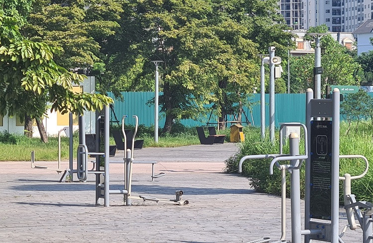 Những chiếc máy tập thể dục được đặt trong công viên để phục vụ người dân nhưng lại không cho dân vào sử dụng.